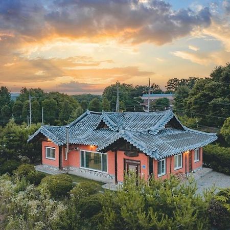 Hotel Chuncheon Viandante Dokchaehanok Exterior foto